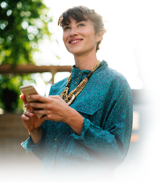 Femme consultant un sms